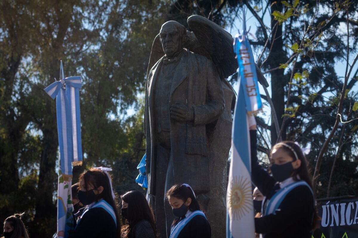 En la Plaza Sarmiento de la Ciudad de Mendoza, el director general de Escuelas, José Thomas, junto a autoridades educativas, participó del acto por el Día del Maestro