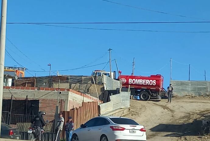 Un ladrón incendió una casa en Comodoro y dejó a una familia en la calle.