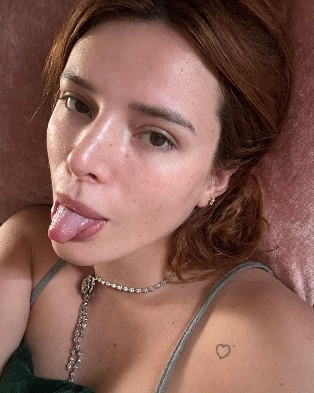 Bella Thorne posó sin maquillaje ni filtro y enseñó su belleza natural.