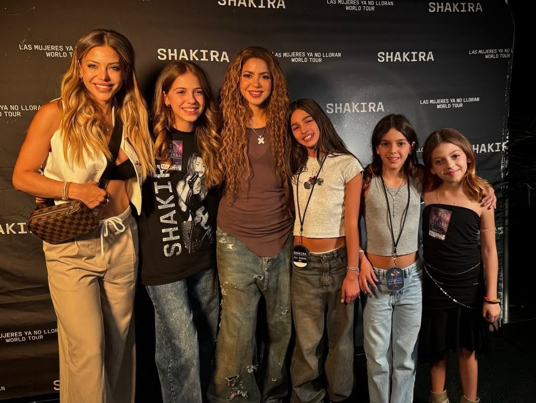 En México, Evangelina Anderson y sus hijas disfrutaron del increíble show de Shakira desde el sector VIP