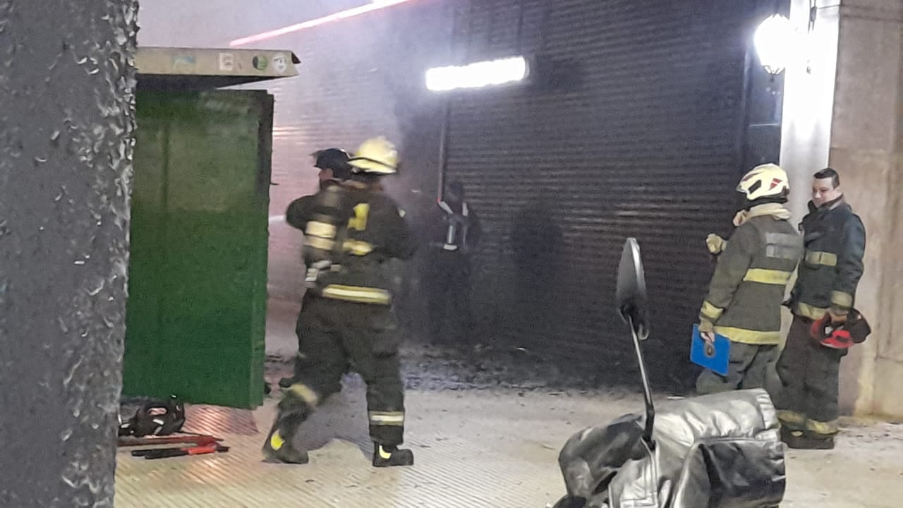 Varias dotaciones de Bomberos se hicieron presentes en el lugar.