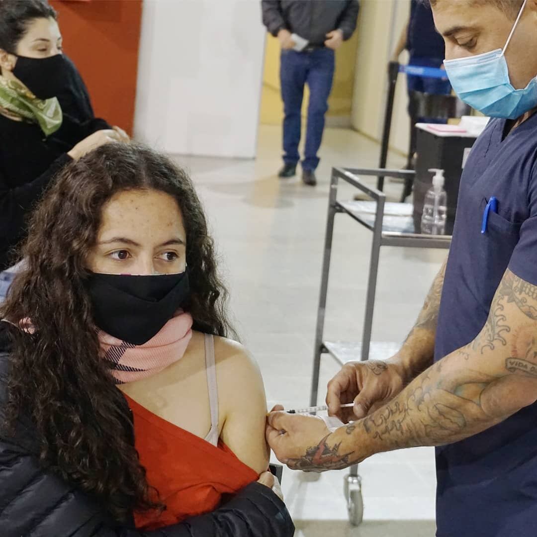 Desde el SAMIC expresaron la buena voluntad de los jóvenes al acercarse a recibir la primera dosis de la vacuna.