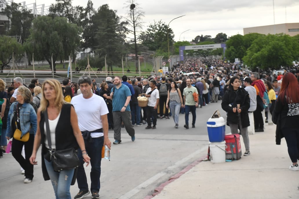 Paul McCartney en Córdoba. Largas filas y demoras en el ingreso al Kempes. (Javier Ferreyra / La Voz)