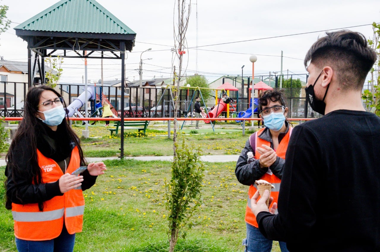 Equipo del Programa Cuidarnos TDF realizó una jornada de hisopados en una plaza de Río Grande