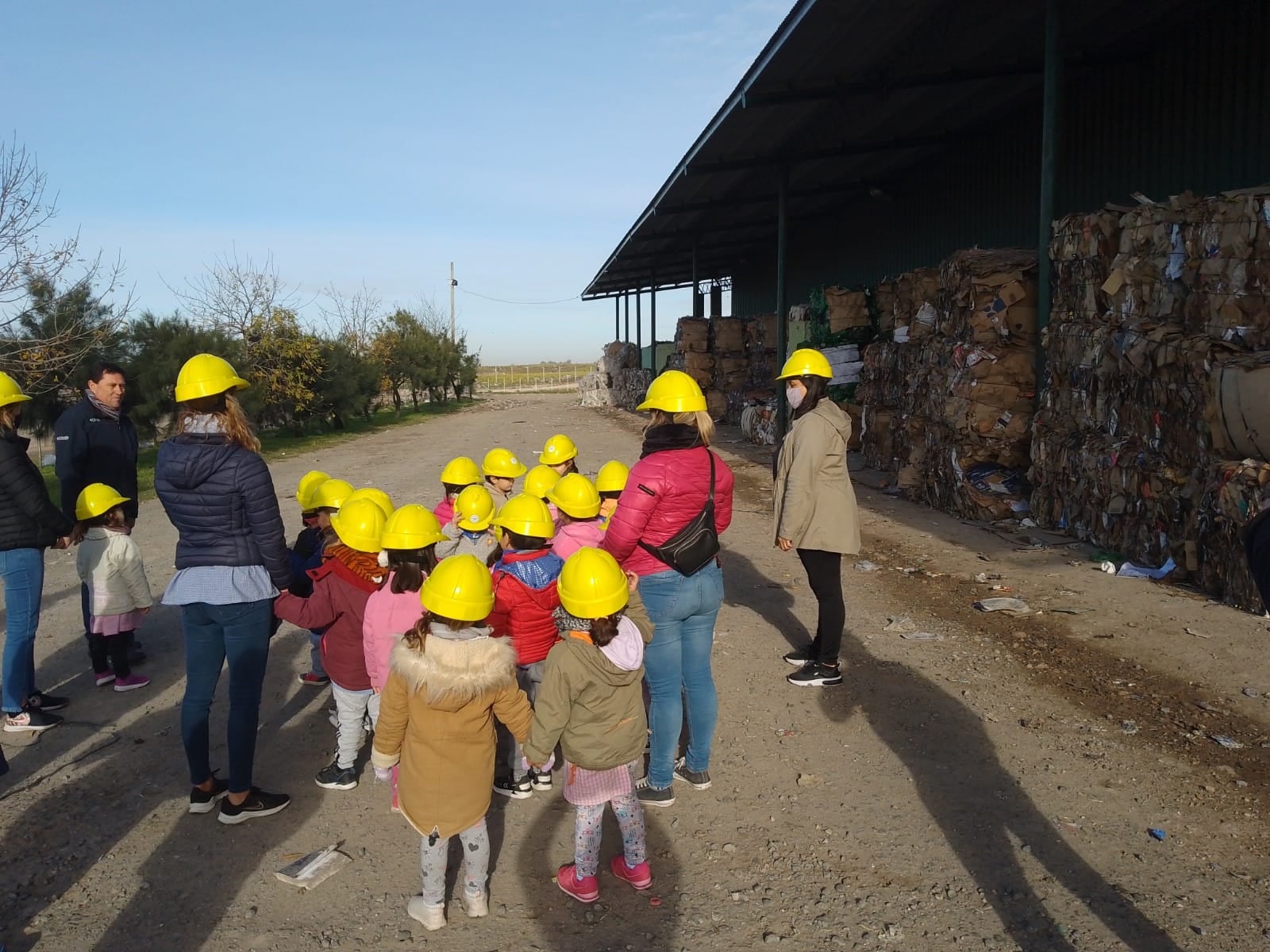 Alumnos del Jardín de Infantes Nº 913 acompañados por docentes y madres, efectuaron, este lunes, una visita al Aula Interactiva y  a  la Planta de Tratamiento, Separación y Recuperación de Residuos Sólidos Urbanos de Tres Arroyos.