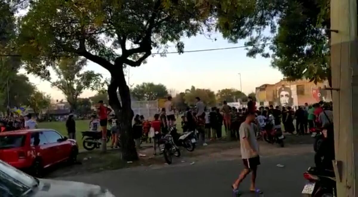 Quinientas personas fueron a ver un clásico rosarino en una plaza de zona sur