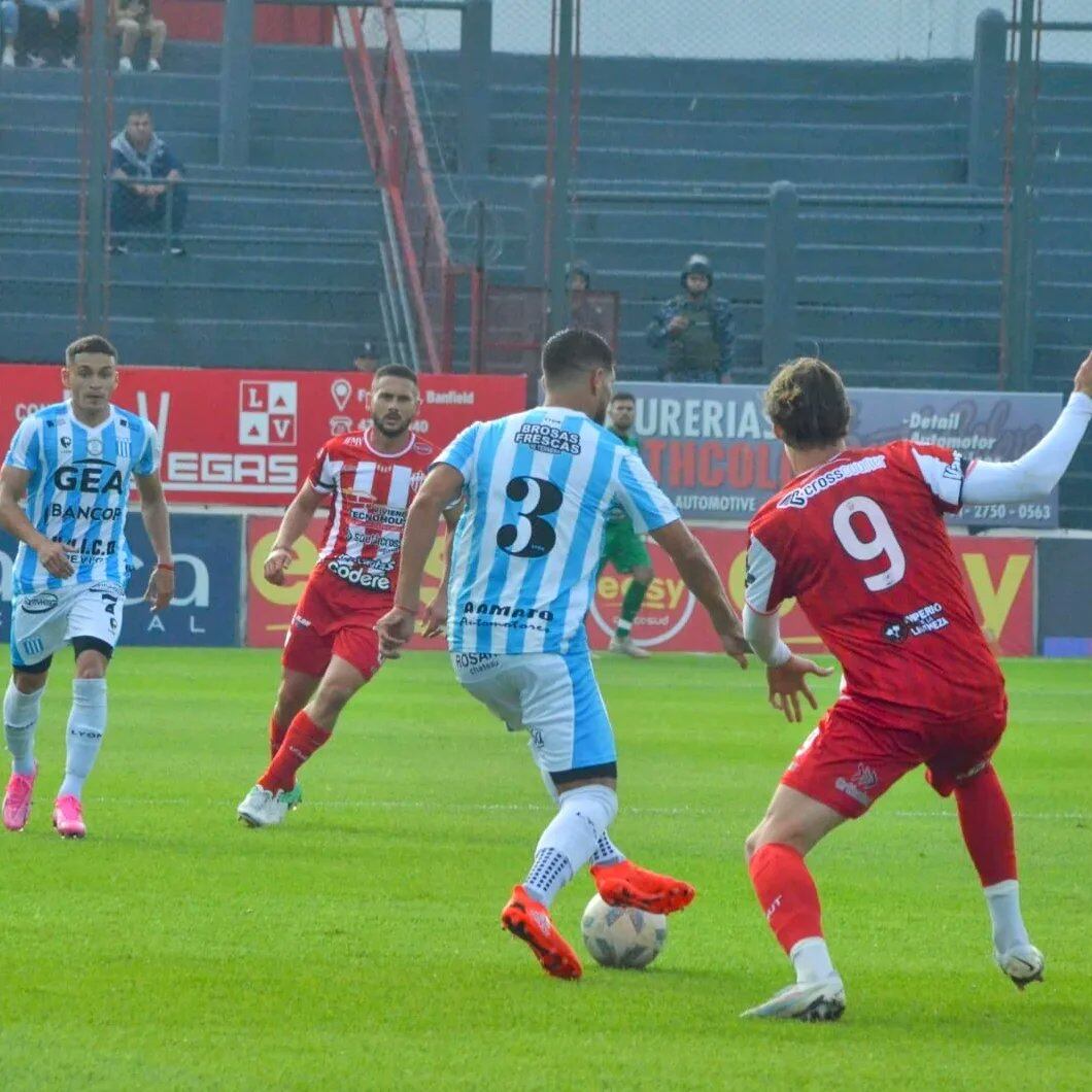 González domina la pelota. Racing dejó pasar una gran chance de sumar de a tres (Prensa Racing)