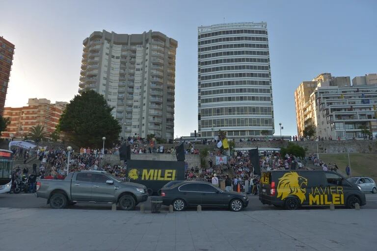 El escenario que Javier Milei montó en Mar del Plata para el primer sorteo de su sueldo como diputado.