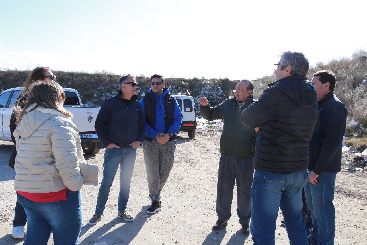 Werner Nickel y su equipo recorrieron el basurero  junto al intendente Sánchez