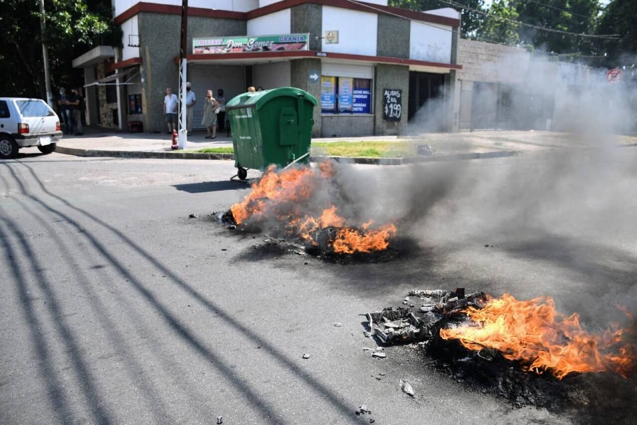 En zona sur decidieron cortar la calle para protestar por la falta de luz.