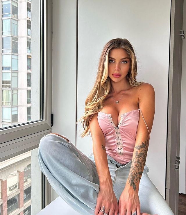 Romina Malaspina prende fuego las redes con corset rosa.