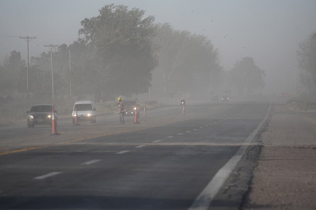 Fuertes ráfagas de viento zonda en la provincia de Mendoza, donde dejó algunos árboles caidos.
Ruta 40 zona del aeropuerto
Foto: José Gutierrez/ Los Andes 