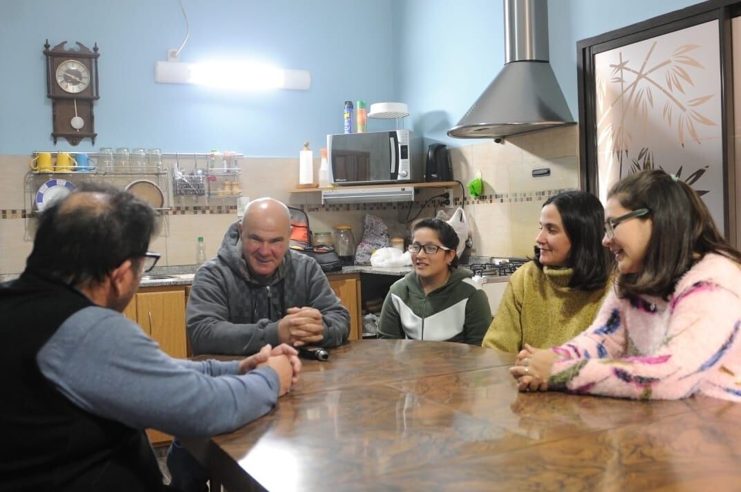 Víctor Pastor, Eliana Francese y sus hijas de Arroyito