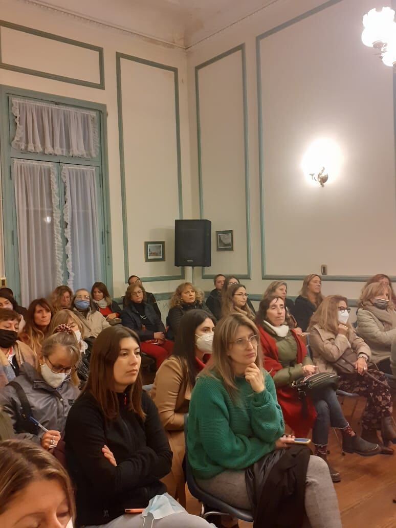 Exitosa charla sobre decoración sustentable en la Sociedad Francesa.