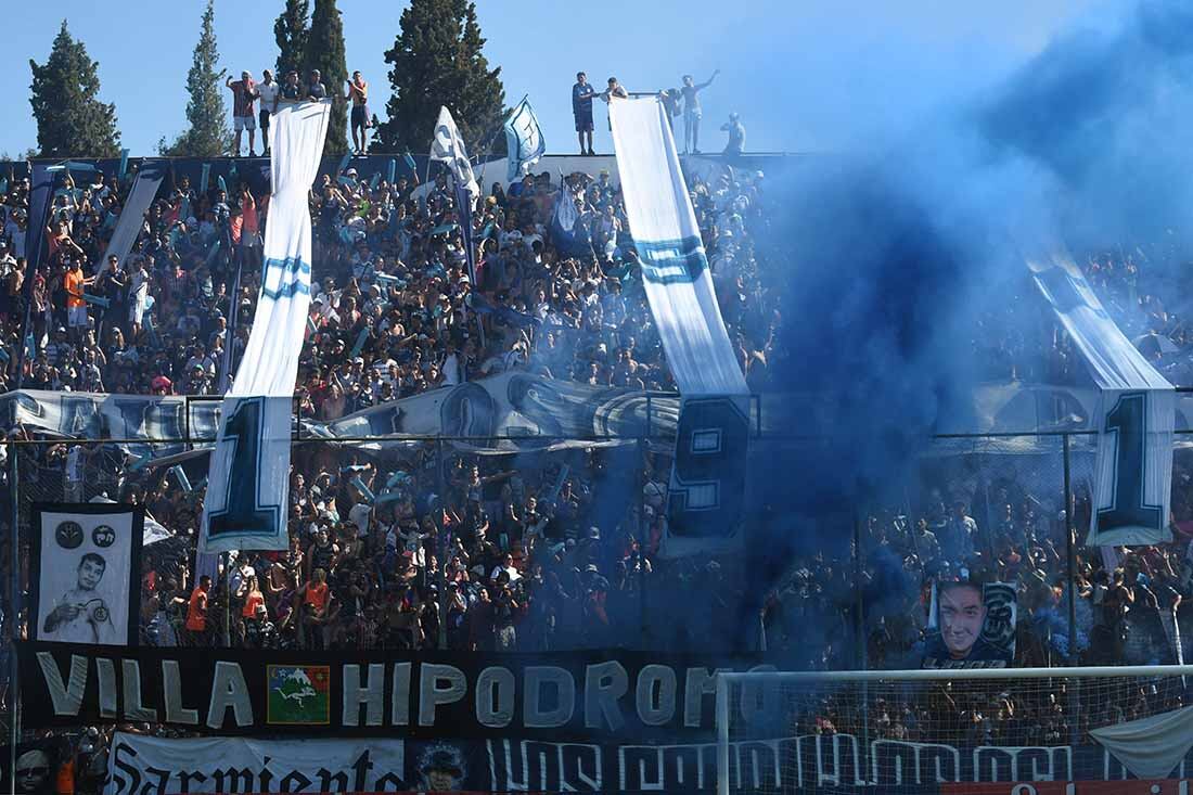 Futbol Primera Nacional,  en el estadio Bautista Gargantini de Ciudad.
La tribuna popular colmada de hinchas de  Independiente Rivadavia