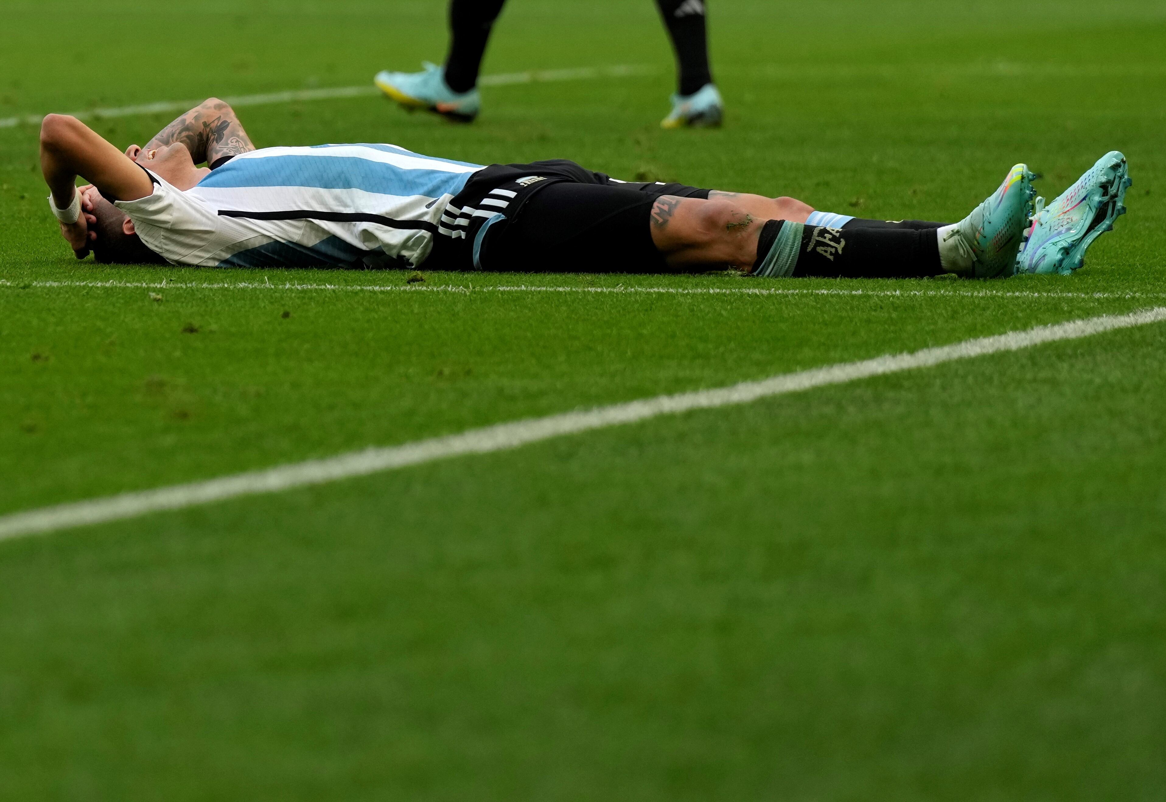 Los jugadores argentinos sufrieron la caída en el debut mundialista. 