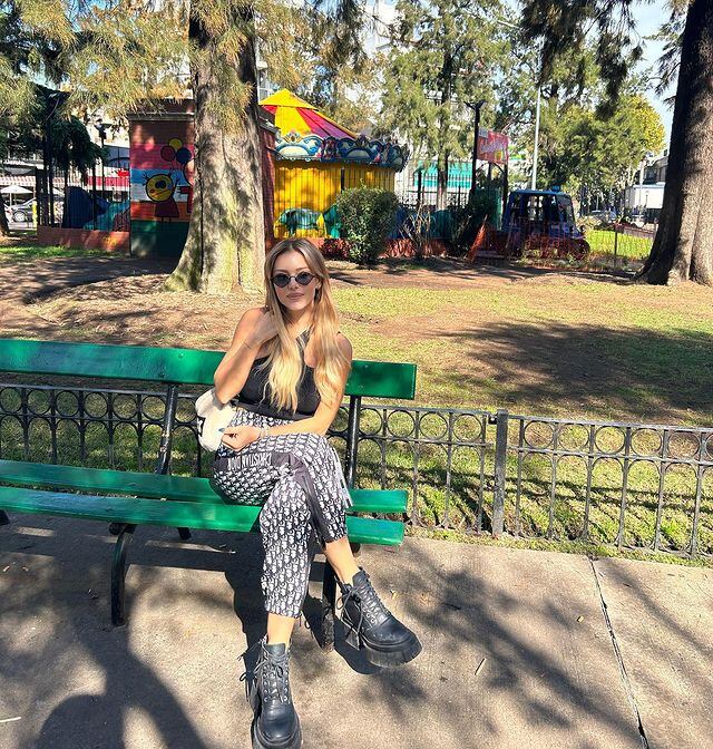 La modelo se mostró en la plaza de su infancia y deslumbró en redes sociales con el look urbano que lució  / Foto: Instagram