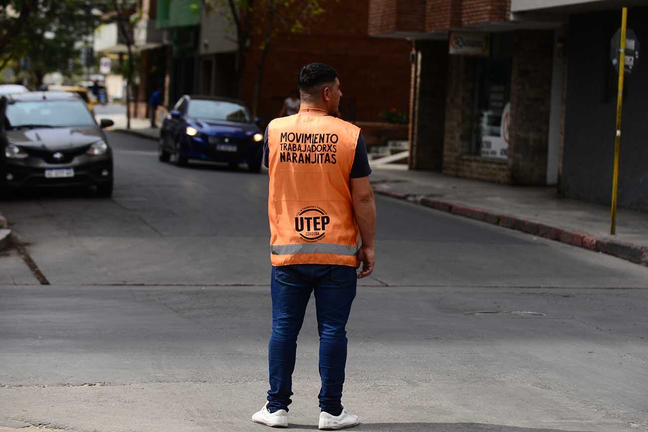 Estacionamiento controlado por naranjitas (Ilustrativa).