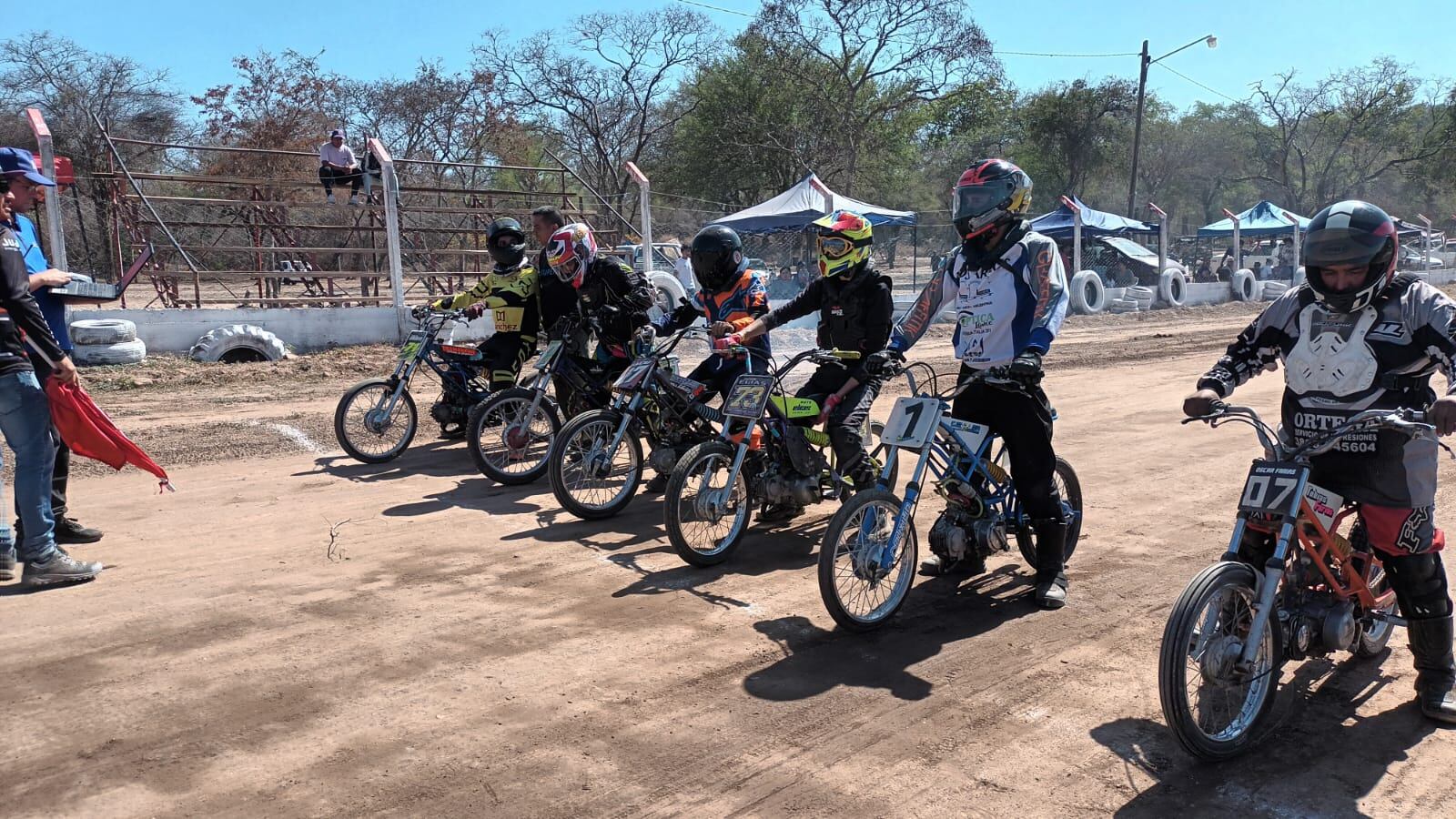 En el único circuito oval del Noroeste Argentino, los pilotos de todas las categorías de la modalidad "speedway" podrán medirse este domingo por primera vez en el año.