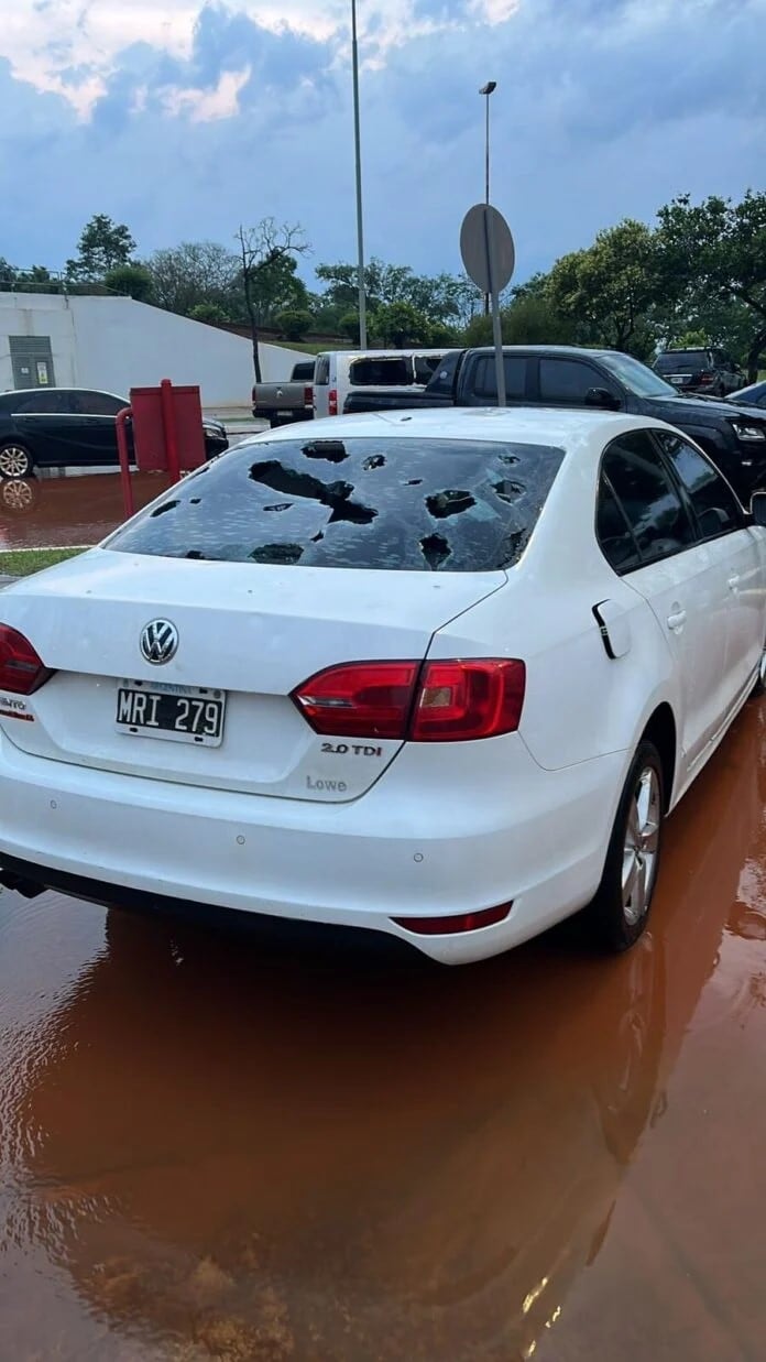 Descomunal granizada en Posadas deja rastro de daños en viviendas y vehículos.