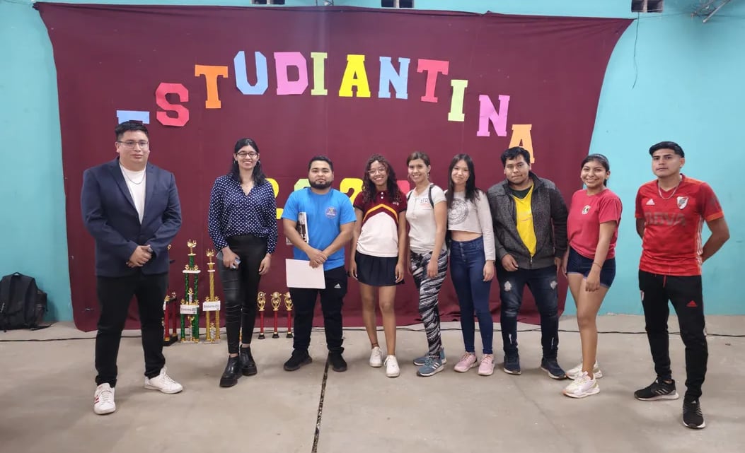 A modo de prólogo de la Fiesta Nacional de los Estudiantes, en Santa Clara se realizó la "Estudiantina 2023", con la presencia del director provincial de Juventud, Nicolás Ortega, y la coordinadora del Ministerio de Desarrollo Humano, Noelia Figueroa.