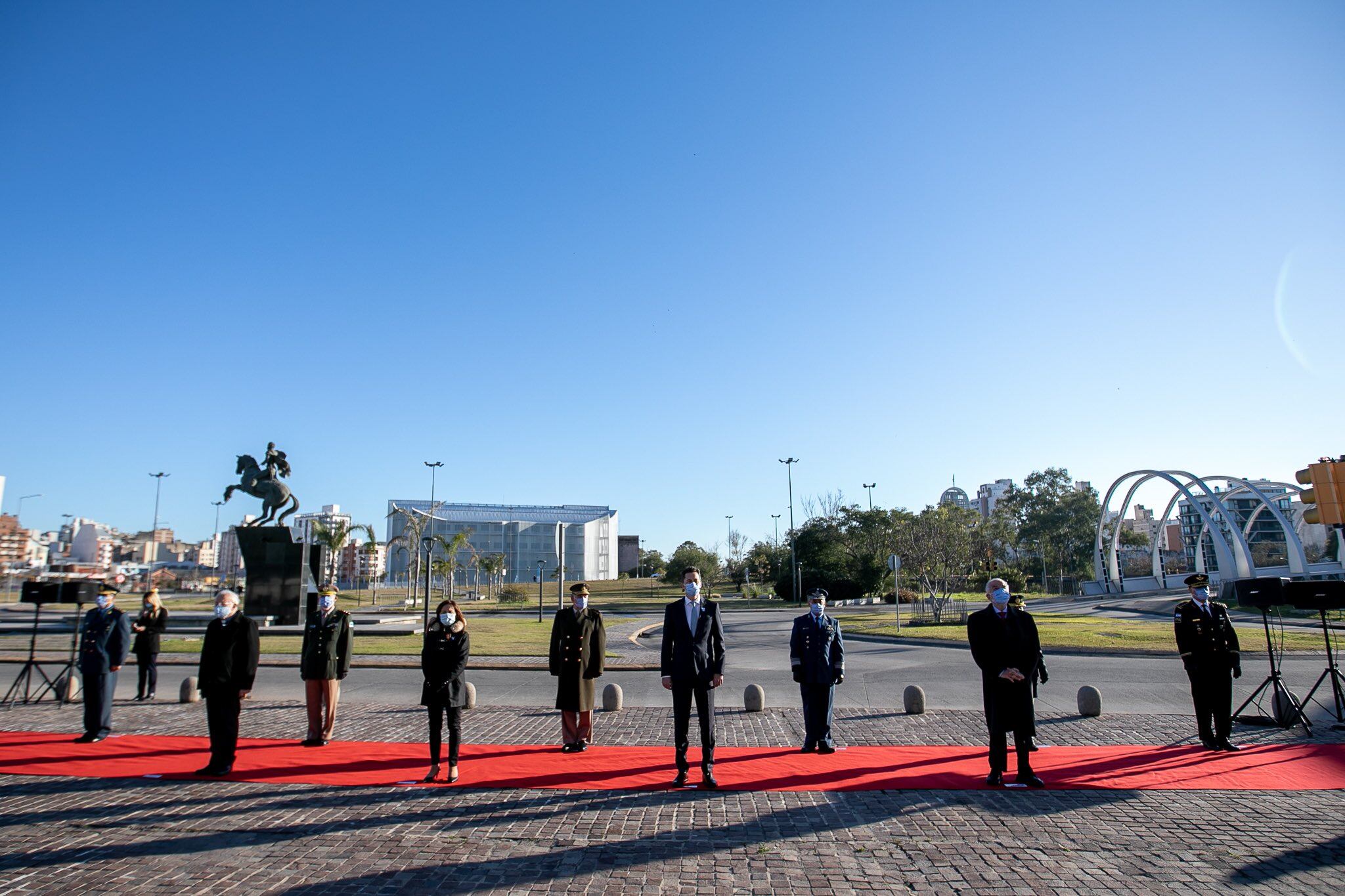 Acto en la explanada del Centro Cívico, encabezado por el vicegobernador Manuel Calvo.