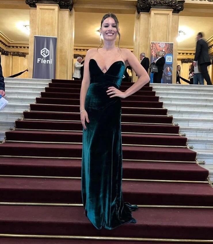 El sofisticado vestido verde esmeralda con el que Pampita deslumbró en el Colón.