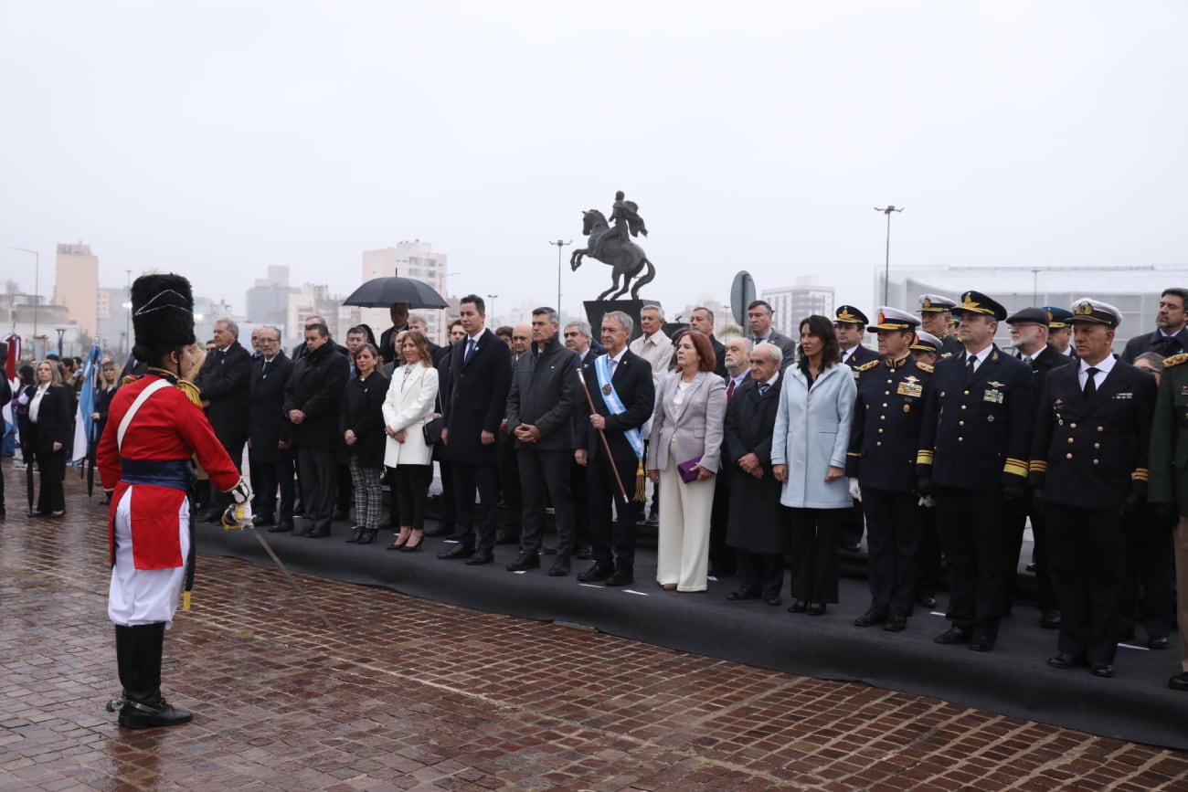 9 de julio. El Acto central, en la explanada del Centro Cívico, estuvo encabezado por el gobernador Juan Schiaretti. (Gobierno de Córdoba)