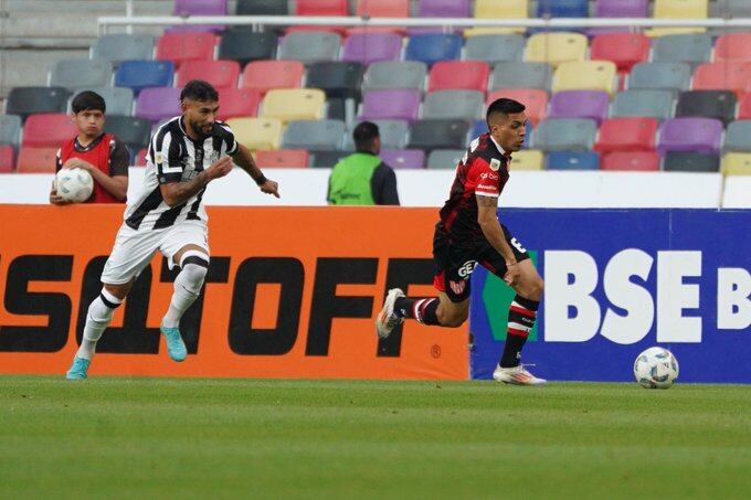 Acevedo en acción ante Central Córdoba. (IACC).