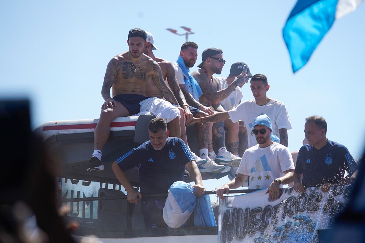 La insólita reacción de Nicolás Otamendi cuando una hincha le tiró un corpiño durante la caravana de la Selección