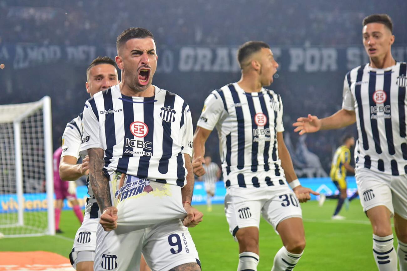 Talleres y Rosario Central en el Kempes ante una multitud por la fecha 14 de la Liga Profesional. Michael Santos autor de tres goles. (Ramiro Pereyra)