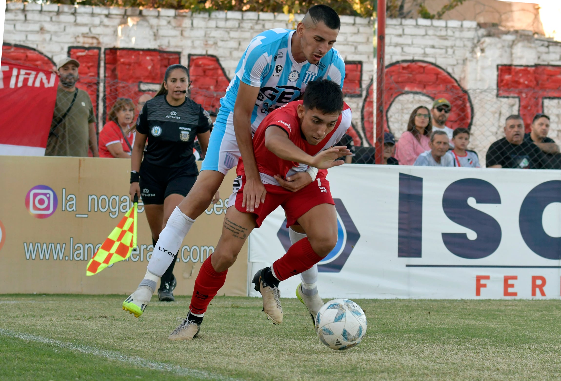 Por la décima fecha de la zona A de Fútbol de la Primera Nacional, el Deportivo Maipú logró su tercer triunfo consecutivo Racing de Córdoba, en el estadio Omar Higinio Sperdutti

Foto: Orlando Pelichotti