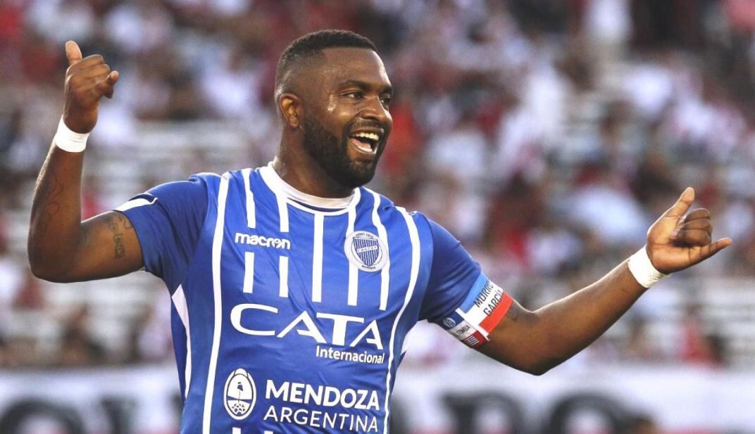 Santiago el Morro García con la remera de Godoy Cruz.