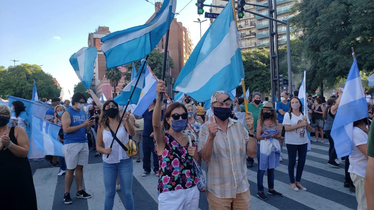 Cientos de personas salieron a la calle, en Córdoba.