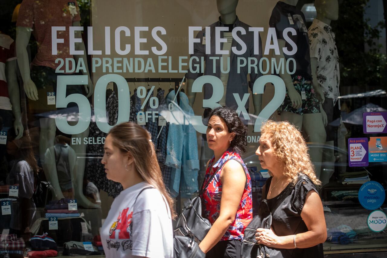 Las ventas cayeron más de 13% interanual en diciembre en comercios minoristas.