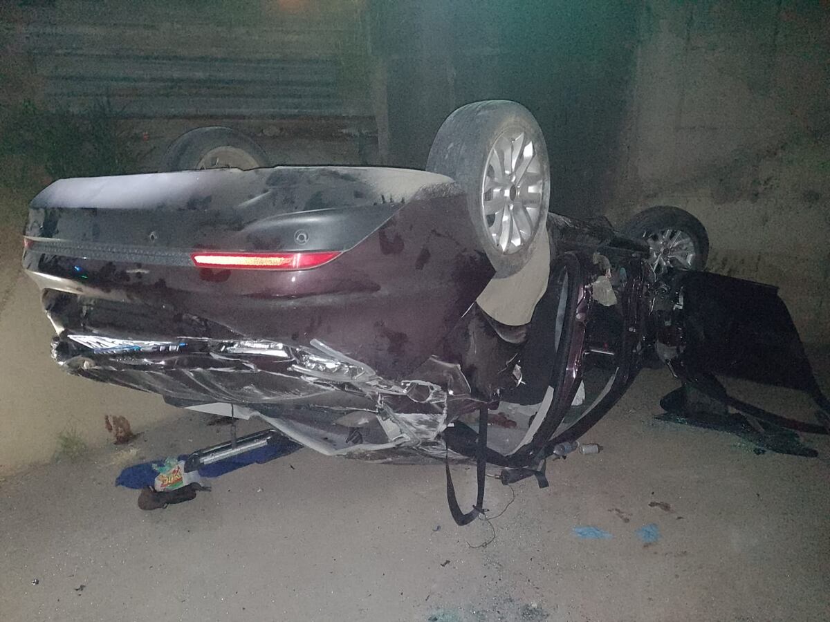 Impactante accidente en Córdoba: volcó un auto y murió una mujer de 72 años