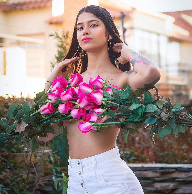 Jenn Muriel lució un top de flores.