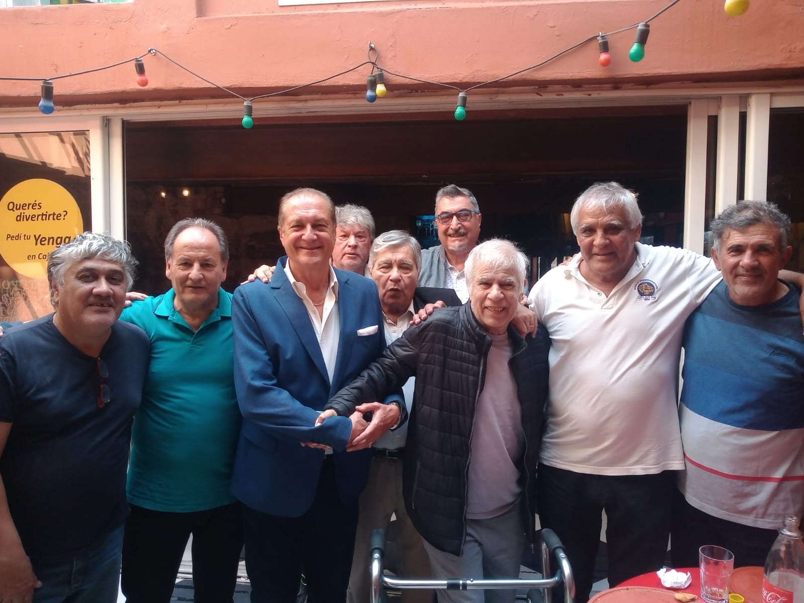 Ferreyra y sus amigos Luis Amuchástegui, Roberto Gasparini, el periodista Ramón Gómez, el presidente de Medea Raúl Villarreal, Juan Ramos, Víctor Heredia y el gran Pedro Marchetta.