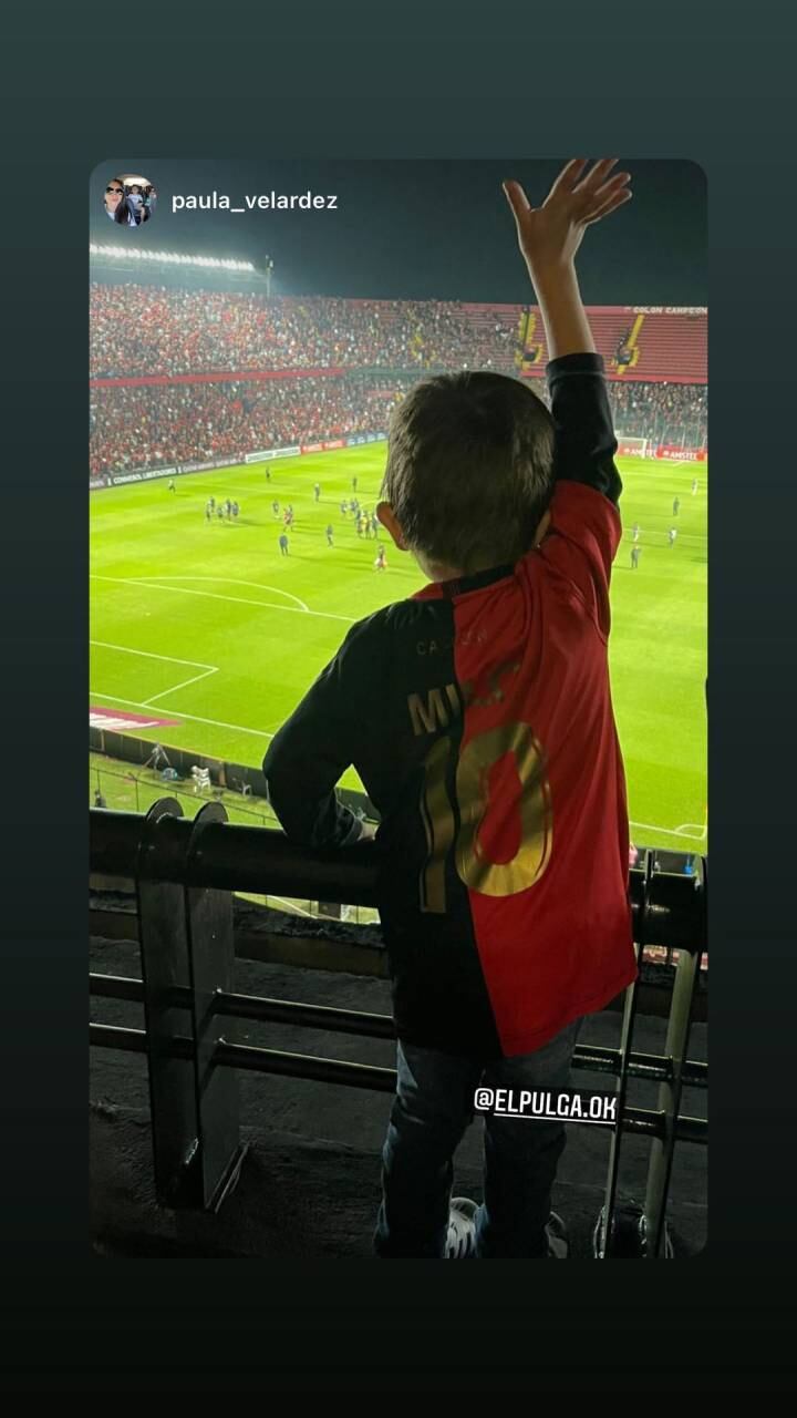 El hijo menor del "Pulga" fue a la cancha con una camiseta estampada con su nombre.