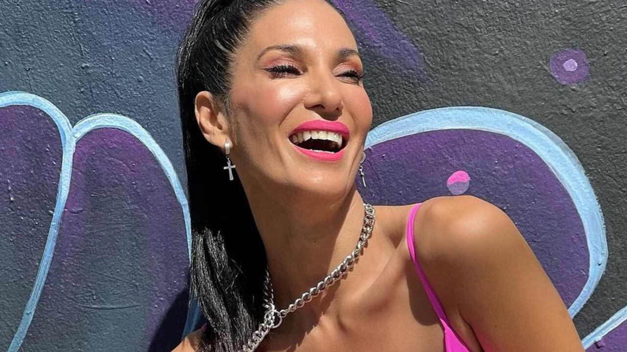 Adelantándose al día de los enamorados, Silvina Escudero posó con una microbikini negra con corazones blancos ultra escotada