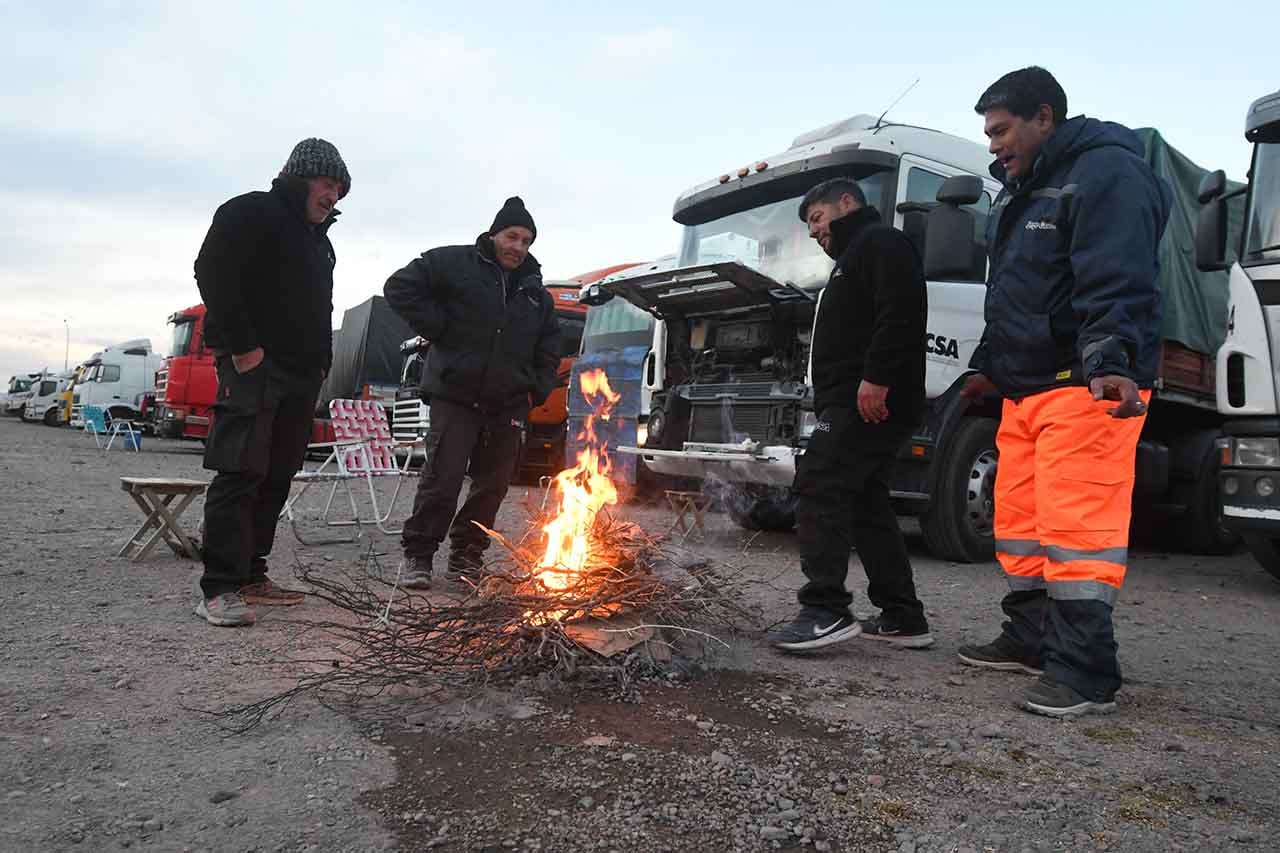 Aproximadamente unos 400 camiones están  en el playón de la destilería en Luján de Cuyo, tras el cierre del paso a Chile, por las primeras nevadas de la temporada y desprendimiento de rocas sobre la ruta Intarnacional.
Los transportistas siguen esperando la orden para poder seguir camino y cruzar al vecino país
Foto: José Gutierrez / Los Andes