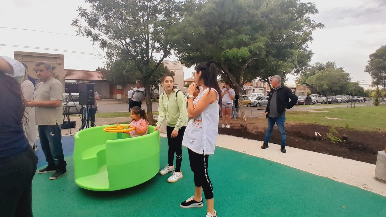 Se inauguró el nuevo sector de juegos en la Plaza Francia