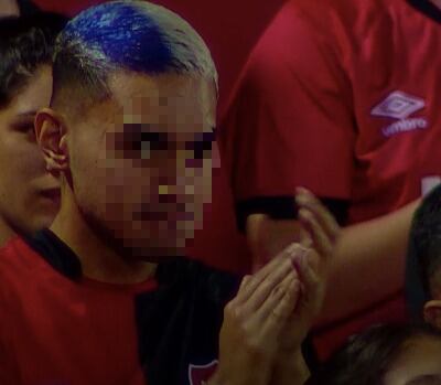 Hincha de Newell's llamó la atención por su pelo en la TV pero los colores eran morado y blanco.