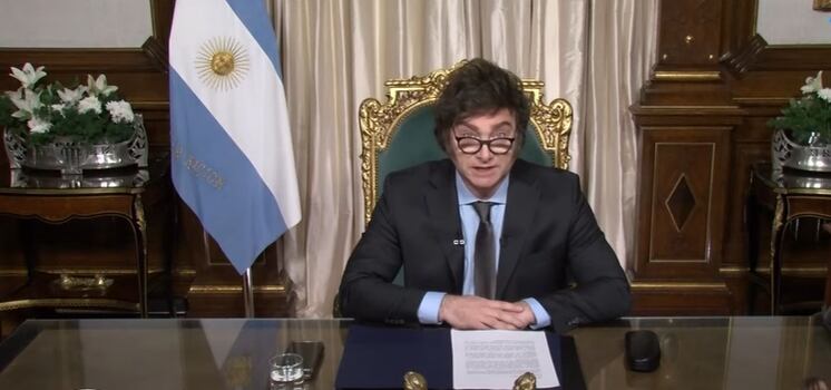 El presidente, Javier Milei, leyendo su discurso de fin de año.