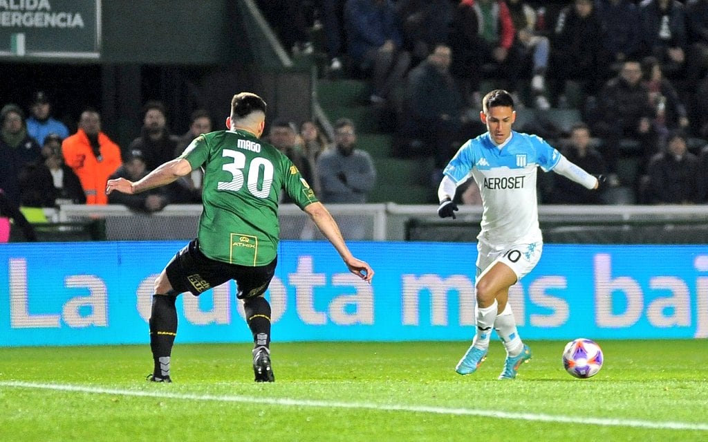 Matías Rojas en la secuencia del primer gol de Racing en la velada.