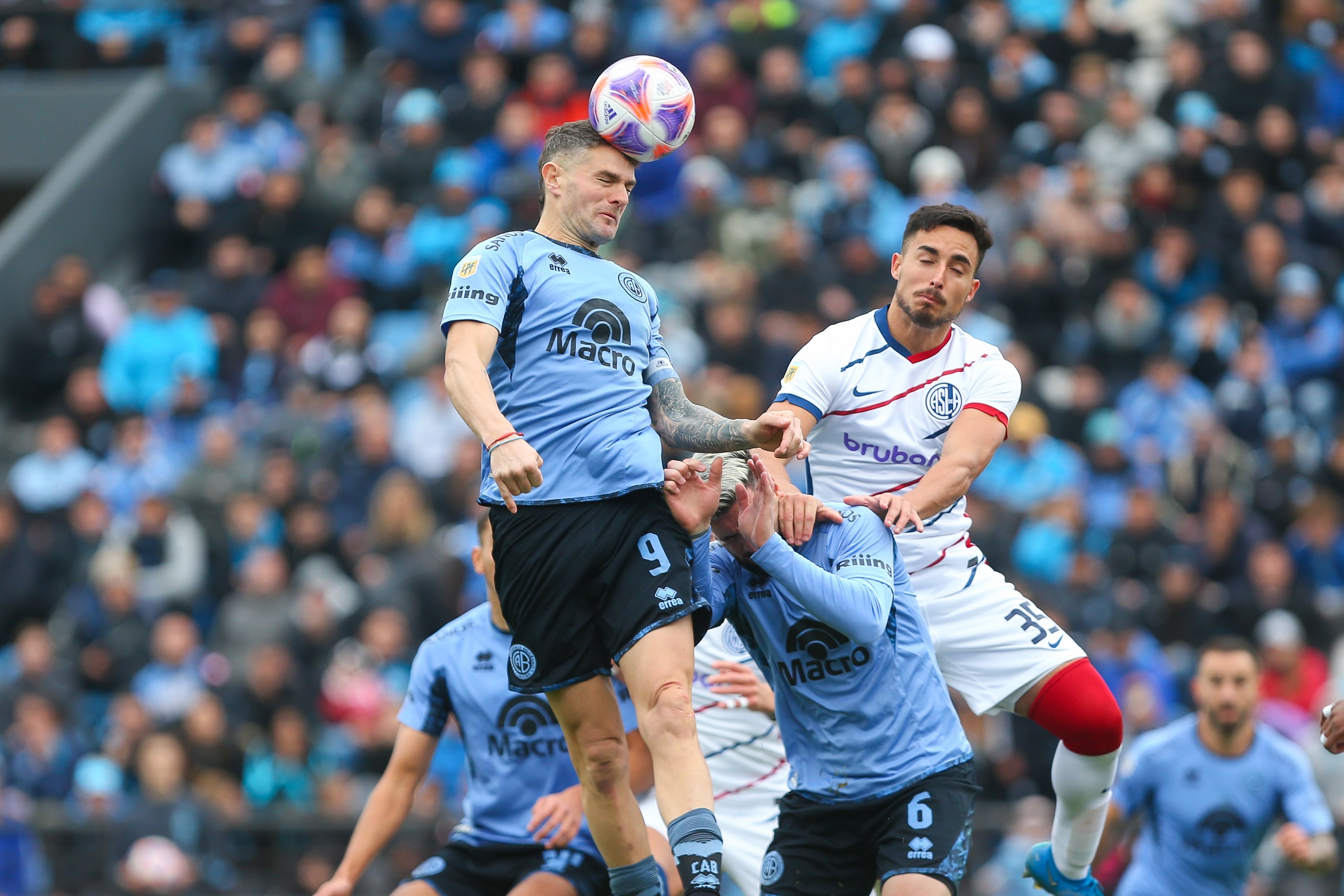 Pablo Vegetti, delantero de Belgrano, en el partido ante San Lorenzo, en el Gigante de Alberdi. (Prensa Belgrano)