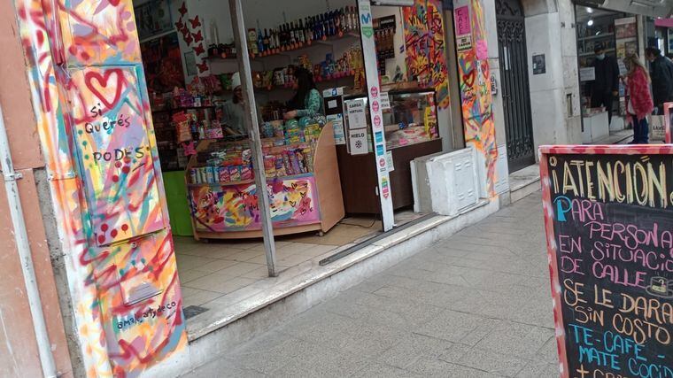 Un kiosco de barrio Centro ofrece infusiones y criollos para quienes más lo necesitan.