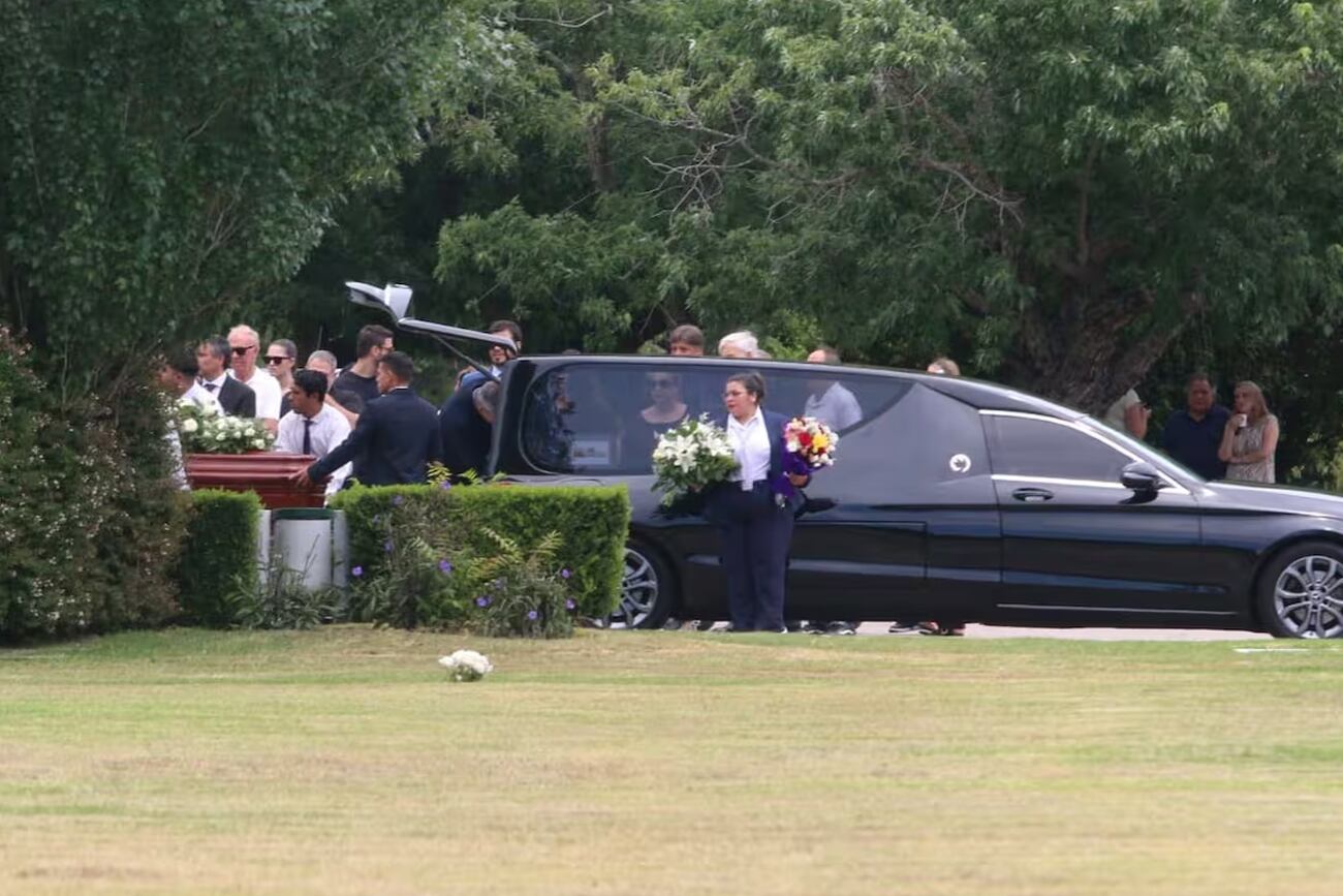 El coche fúnebre que llevó los restos de Jorge Lanata el cementerio. (Foto: Captura de pantalla)