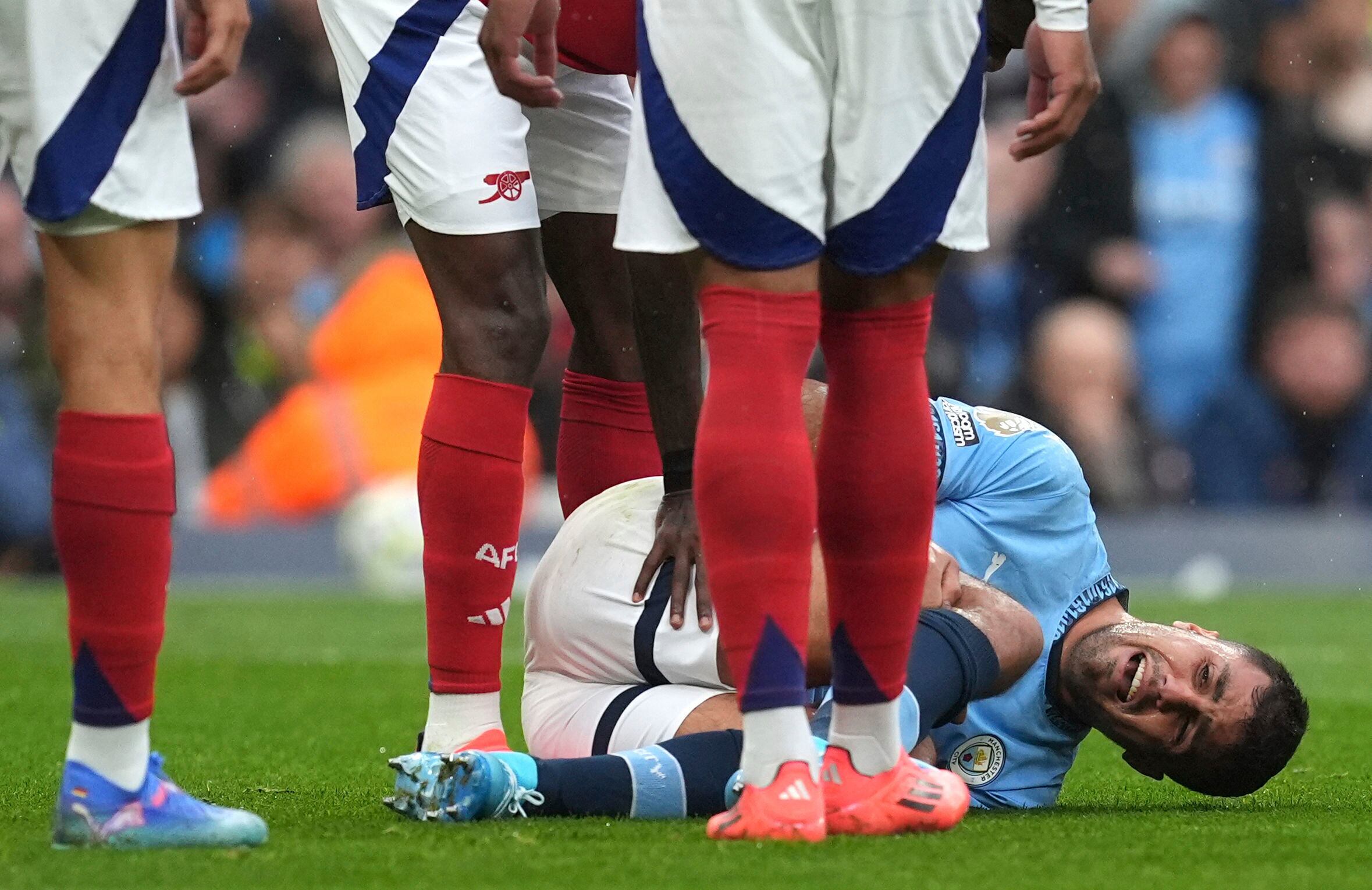 El futbolista del Manchester City Rodri reacciona tras lesionarse en el partido de la Premier League inglesa que enfrentó a su equipo con el Arsenal, en el estadio Etihad, en Manchester, Inglaterra, el 22 de septiembre de 2024. (Martin Rickett/PA vía AP)