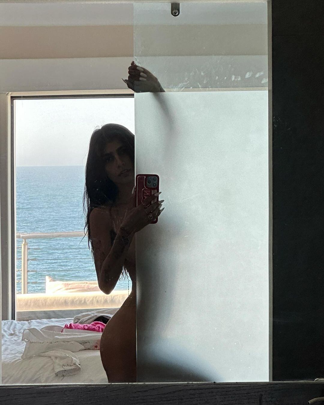 Mia Khalifa, sin tapujos, impactó al posar sin ropa frente al espejo y causó furor